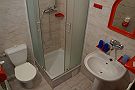Hotel u Koci&aacute;na - Tř&iacute;lůžkov&yacute; pokoj č.1. K&uacute;pelňa