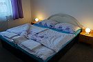 Hotel u Koci&aacute;na - Dvoulůžkov&yacute; pokoj č.6. Posteľ