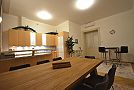 Podkrovn&yacute; apartm&aacute;n Koz&iacute; ulice Kuchyňa